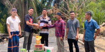 Al-Farlaky Antar Bantuan Masa Panik untuk Korban Kebakaran Teumpheun