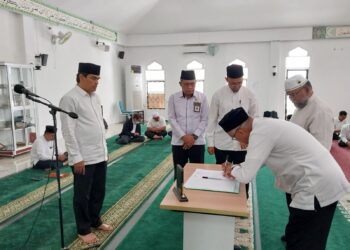 Rektor UIN Ar-Raniry Lantik Pengurus BKM Fathun Qarib