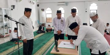 Rektor UIN Ar-Raniry Lantik Pengurus BKM Fathun Qarib