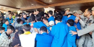 Terjadi Saling Dorong Antara Masa Aksi dan Petugas di Kantor DPRA