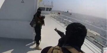 Helikopter AS Tenggelamkan 3 Kapal Houthi yang Serang Kapal Kontainer di Laut Merah, Ini Kata Maersk