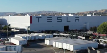 Tesla dan Volvo Berhenti Produksi Imbas Konflik di Laut Merah