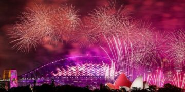 Pesta Kembang Api dan Roket Warnai Malam Tahun Baru 2024 di Dunia 