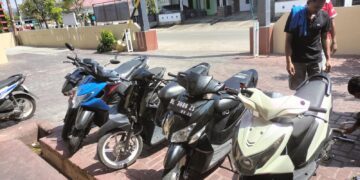 Pemuda Lamdingin Serahkan Lima Sepeda Motor ke Polsek Kuta Alam