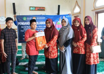 DWP UIN Ar-Raniry Bagikan Paket Ramadhan dan Idul Fitri untuk Kaum Dhuafa