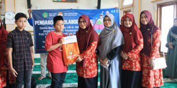 DWP UIN Ar-Raniry Bagikan Paket Ramadhan dan Idul Fitri untuk Kaum Dhuafa