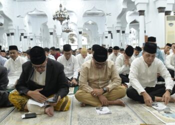 Pj Gubernur Aceh dan Forkopimda Shalat Ied Bersama Ribuan Jama’ah di Masjid Raya Baiturrahman