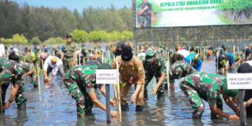 Asisten Sekda Aceh Ikut Tanam Bibit Mangrove Bersama KSAD di Gampong Blang