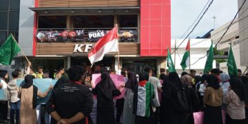 PD PII Kota Banda Aceh Mengelar Aksi Demo di Depan KFC Dan Pizza Hut