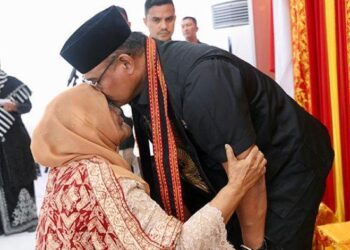 Pj Gubernur Aceh Memulai Tugas dengan Prosesi Peusijuek dan Ziarah ke Makam Ayahanda