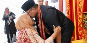 Pj Gubernur Aceh Memulai Tugas dengan Prosesi Peusijuek dan Ziarah ke Makam Ayahanda