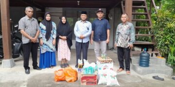 Camat Banda Raya Serahkan Bantuan kepada Korban Puting Beliung