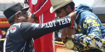 Pj Bupati Aceh Utara Kalungkan Medali Kepada Atlet Juara