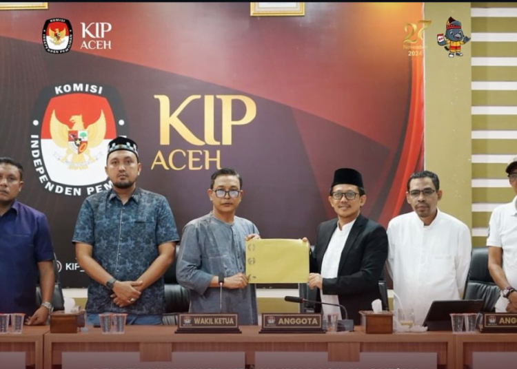 Komisioner KIP Aceh terima hasil uji mampu baca alquran pasangan calon gubernur dari tim penguji. Foto: Humas KIP.