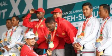 Dr. Yusrizal Serahkan Medali kepada Juara Cabor Menembak PON XXI