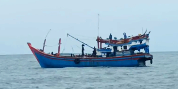 Kapal Pengungsi Rohingya Terombang-Ambing di Perairan Labuhan Haji, Aceh Selatan