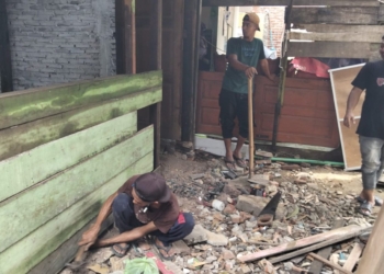 Aparatur Gampong Lampeuot Rehab Rumah Warga Kurang Mampu