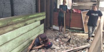 Aparatur Gampong Lampeuot Rehab Rumah Warga Kurang Mampu