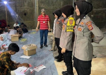 Polres Lhokseumawe Kerahkan Belasan Personel untuk Amankan Pelipatan Kertas di KIP, Mayoritas Polwan