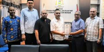 Pj Bupati Aceh Besar Serahkan Raqan APBD 2025 ke DPRK untuk Pembahasan