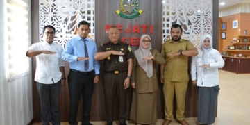 BKKBN Aceh Beri Penghargaan Kepada Kajati Aceh Karena Jadi Bapak Asuh Anak Stunting