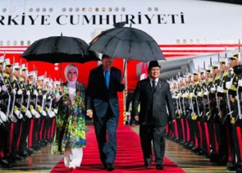 Presiden Prabowo Sambut Hangat Kedatangan Presiden Erdogan di Bandara