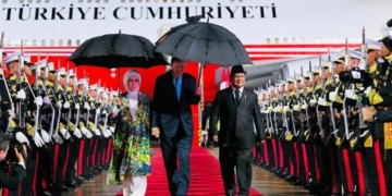 Presiden Prabowo Sambut Hangat Kedatangan Presiden Erdogan di Bandara