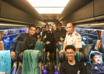 Wali Kota Illiza Sapa Pemudik di Terminal Batoh