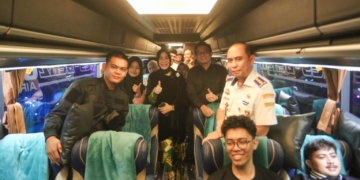 Wali Kota Illiza Sapa Pemudik di Terminal Batoh