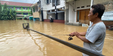 Banjir Rendam Pejaten Timur Jakarta, Warga Manfaatkan Momen untuk Mancing