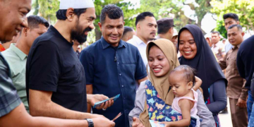 Sambut Idul Fitri, Gubernur Aceh Mualem Bagikan Santunan Meugang untuk Fakir Miskin