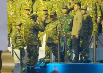 Presiden Prabowo Beri Penghormatan Militer kepada Gubernur Aceh Muzakir Manaf di Parade Senja Magelang