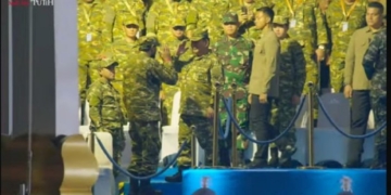 Presiden Prabowo Beri Penghormatan Militer kepada Gubernur Aceh Muzakir Manaf di Parade Senja Magelang