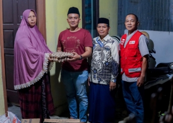 PMI Kota Banda Aceh Serahkan Bantuan kepada Korban Kebakaran di Gampong Setui