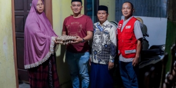 PMI Kota Banda Aceh Serahkan Bantuan kepada Korban Kebakaran di Gampong Setui