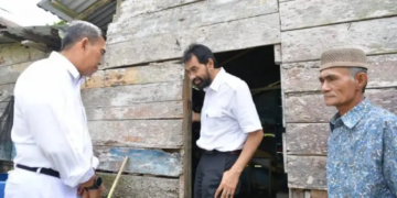 Gubernur Muzakir Manaf Verifikasi Langsung Penerima Bantuan RLH di Simeulue