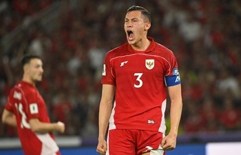 Jay Idzes Gunakan Dua Bahasa Saat Berduet dengan Rizky Ridho dan Mees Hilgers di Timnas Indonesia