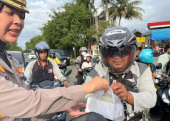 Personel Ditlantas Polda Aceh Bagikan Takjil untuk Pengendara