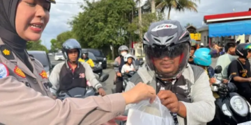 Personel Ditlantas Polda Aceh Bagikan Takjil untuk Pengendara