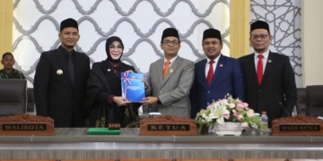 Illiza Serahkan LKPJ 2024 ke Dewan