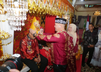 Prosesi Adat Penuh Makna Sambut Kapolres Lhokseumawe yang Baru