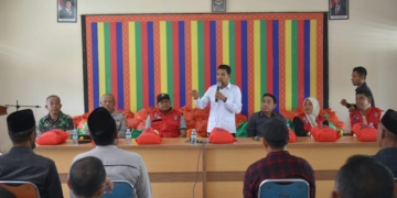 Azhari Cage Salurkan Bantuan untuk Petani Terdampak Banjir di Muara Batu