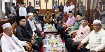 Ulama dan Tokoh Politik Aceh Lepas Keberangkatan Wagub Fadhlullah ke Tanah Suci