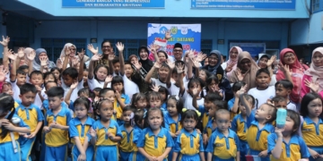 Keseruan Bunda Illiza di TK-SD Metodis