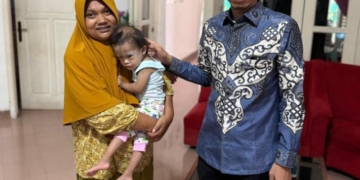 Bupati Tarmizi Jenguk Dek Cahaya, Penderita Jantung Bocor – Ajakan Donasi Untuk Ringankan Beban Keluarga