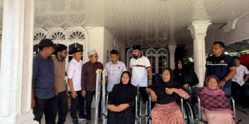 Bupati Aceh Timur Bantu Kursi Roda untuk Lima Lansia — Bukti Nyata Kepedulian Pemerintah