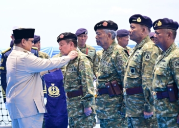 Prabowo Anugerahkan Pangkat Istimewa 11 Purnawirawan di Atas Kapal Perang
