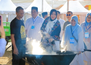 Parade Idang Meulapeh Awali Rangkaian Maulid Raya di Blang Padang