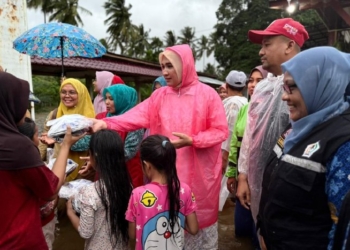 Tembus Banjir dan Hujan, Kak Na Temui Warga di Pengungsian Gampong Matang Kareung