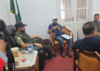 Alfarlaky Laporkan Dampak Banjir, Mualem Minta Pendataan Infrastruktur Aceh Timur